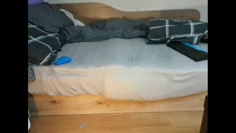 shy yoong cross online show from March 1, 2025, 6:46 am