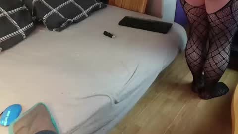 shy yoong cross online show from December 2, 2025, 9:25 am