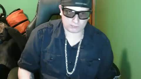 edwardaims_2please online show from April 9, 2026, 2:44 am