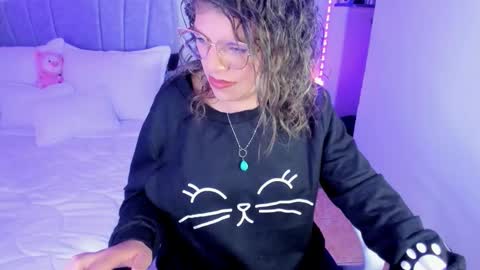 Effy online show from September 18, 2025, 4:25 am
