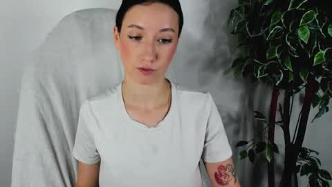 eileenmoores online show from September 11, 2025, 11:43 am