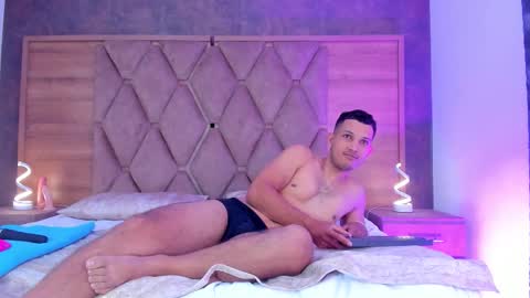 YG COUPLE online show from November 15, 2025, 8:38 pm