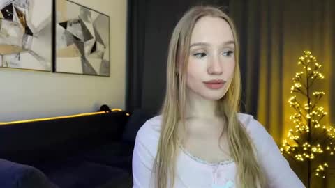 Elaine Lark online show from February 7, 2026, 9:40 pm