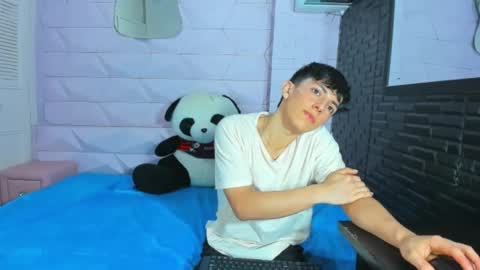 Elan Giralon online show from November 25, 2025, 10:54 pm