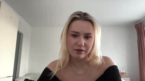 elaraluxxxe online show from February 17, 2025, 12:05 pm