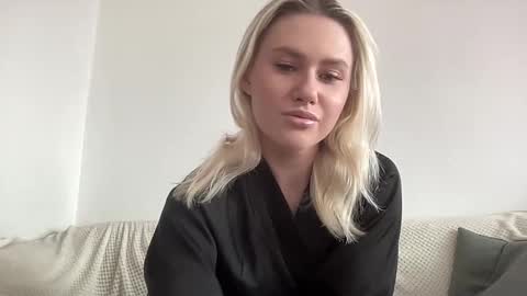 elaraluxxxe online show from October 8, 2025, 10:24 am