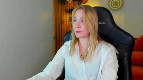 Snapshot of elaravoltage chatting on April 21, 2026, 7:39 pm elaravoltage online show from April 21, 2026, 7:39 pm