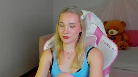 Snapshot of elaravoltage chatting on April 30, 2026, 5:52 pm elaravoltage online show from April 30, 2026, 5:52 pm