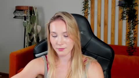 Snapshot of elaravoltage chatting on July 10, 2026, 5:26 pm elaravoltage online show from July 10, 2026, 5:26 pm