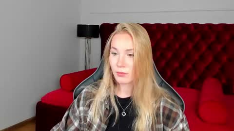 Snapshot of elaravoltage chatting on August 10, 2026, 5:00 am elaravoltage online show from August 10, 2026, 5:00 am
