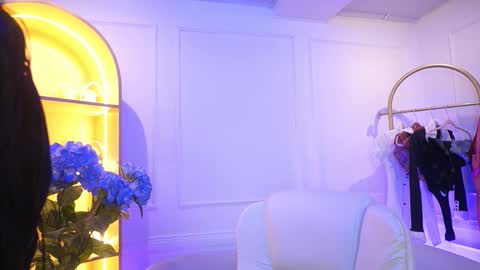 Elasummeer online show from December 15, 2025, 11:47 am