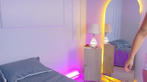 ELECTRA  online show from December 3, 2025, 8:40 pm