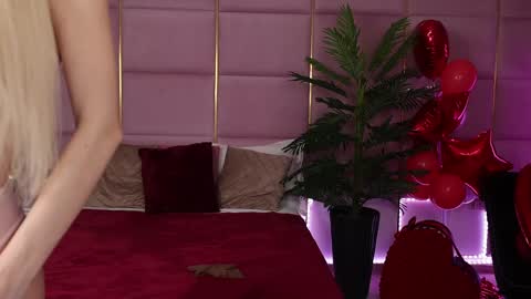 Eleine online show from March 11, 2025, 9:37 pm