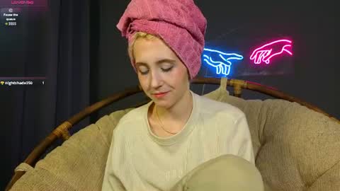 Snapshot of elen__moore chatting on June 21, 2026, 5:10 am Elen online show from June 21, 2026, 5:10 am