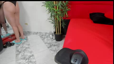 Snapshot of elena_and_derek chatting on December 22, 2024, 6:04 pm Elena Derek online show from December 22, 2024, 6:04 pm