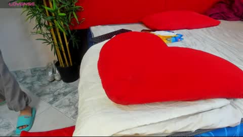 Snapshot of elena_and_derek chatting on December 28, 2024, 3:26 am Elena Derek online show from December 28, 2024, 3:26 am