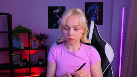 Snapshot of elenamonroe_ chatting on April 4, 2026, 4:00 am elenamonroe_ online show from April 4, 2026, 4:00 am