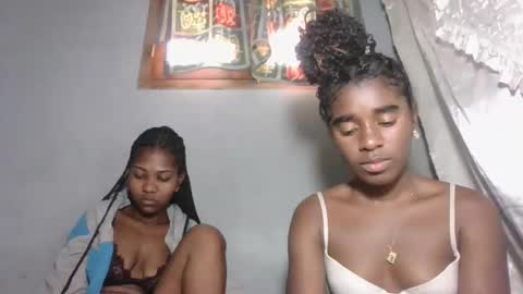 Snapshot of elia011 chatting on November 11, 2025, 6:35 am elia011 online show from November 11, 2025, 6:35 am