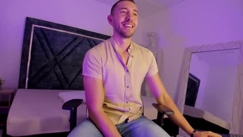 Your favorite Boy online show from November 10, 2025, 1:32 pm