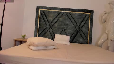 Your favorite Boy online show from November 11, 2025, 12:27 pm