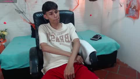 Snapshot of eliasblue chatting on December 4, 2024, 4:21 am E L I A S online show from December 4, 2024, 4:21 am