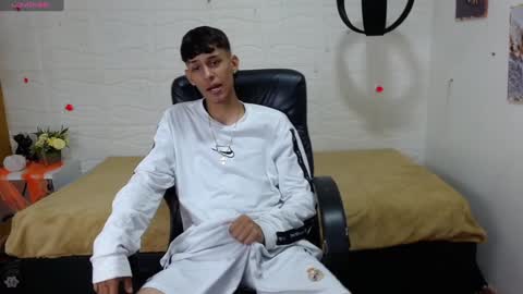 Snapshot of eliasblue chatting on December 19, 2024, 3:29 am E L I A S online show from December 19, 2024, 3:29 am