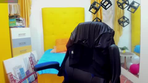 Snapshot of eliasblue chatting on February 19, 2025, 9:39 am E L I A S online show from February 19, 2025, 9:39 am