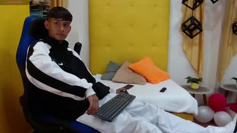 Snapshot of eliasblue chatting on March 5, 2025, 3:18 am E L I A S online show from March 5, 2025, 3:18 am