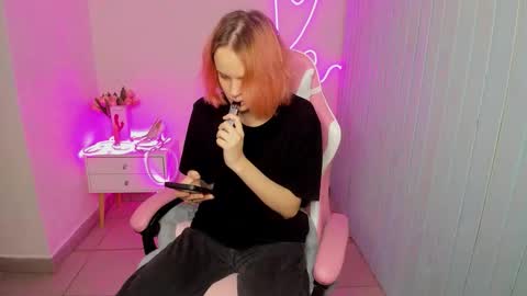 elieiza_xo online show from October 7, 2025, 9:28 am