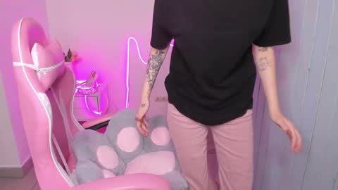 elieiza_xo online show from October 14, 2025, 8:59 am