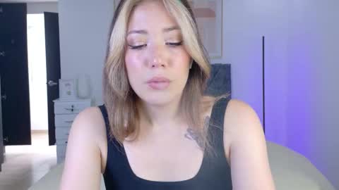 eliiih_ online show from September 12, 2025, 6:19 pm