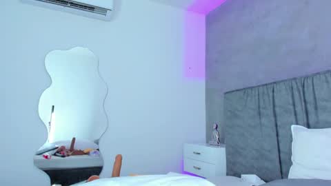 Elisa online show from March 5, 2025, 11:05 pm