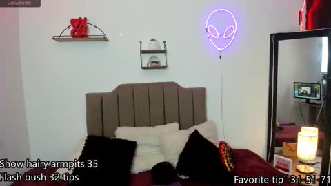 Elizabeth  online show from November 17, 2025, 12:11 pm