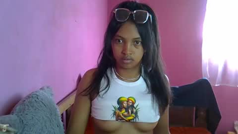 elisah01 online show from May 19, 2026, 5:58 am