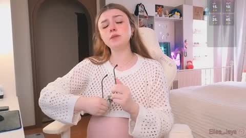 Elise    online show from October 12, 2025, 12:15 pm