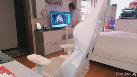 Elise    online show from October 24, 2025, 11:39 am