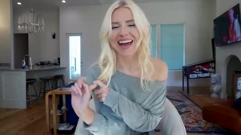 Snapshot of eliza_lizbethx chatting on November 11, 2025, 5:46 pm Liz online show from November 11, 2025, 5:46 pm