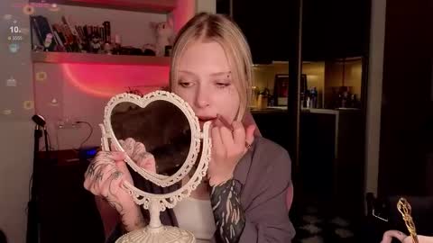 Elizabeth online show from December 1, 2025, 9:31 pm