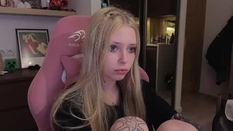 Snapshot of eliza_sadcat chatting on April 6, 2026, 7:48 pm Elizabeth online show from April 6, 2026, 7:48 pm