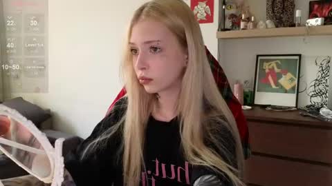 Snapshot of eliza_sadcat chatting on April 22, 2026, 12:18 pm Elizabeth online show from April 22, 2026, 12:18 pm