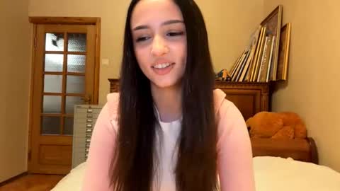 Mia online show from November 26, 2025, 3:35 pm