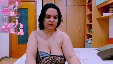 Snapshot of ella_diamonds chatting on October 8, 2025, 6:44 am Ella online show from October 8, 2025, 6:44 am