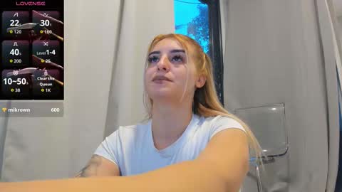 ella_vee online show from October 4, 2025, 4:32 am