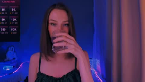 ellaamber online show from April 8, 2026, 12:32 am