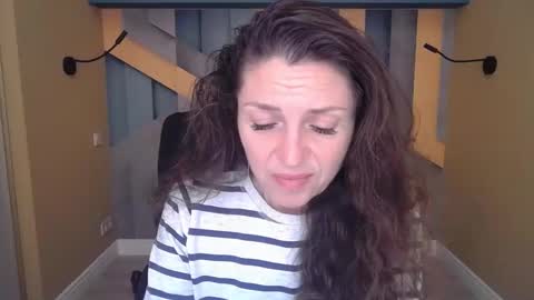 EllaLongs online show from December 2, 2025, 12:32 pm