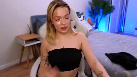 Snapshot of ellatwox chatting on December 18, 2025, 5:24 am Ella online show from December 18, 2025, 5:24 am