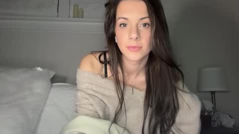 Snapshot of elle67 chatting on December 17, 2025, 9:48 am Elle67 online show from December 17, 2025, 9:48 am