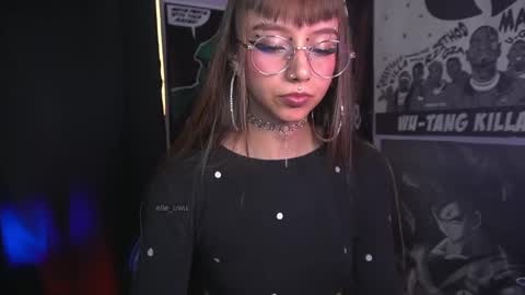 Snapshot of elle_uwu chatting on April 21, 2026, 2:51 am follow me on instagram . online show from April 21, 2026, 2:51 am