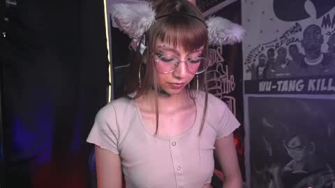 Snapshot of elle_uwu chatting on April 26, 2026, 5:16 am follow me on instagram . online show from April 26, 2026, 5:16 am
