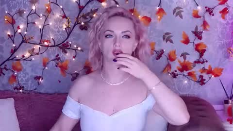 Snapshot of ellianareese chatting on September 19, 2025, 2:24 am Elliana online show from September 19, 2025, 2:24 am